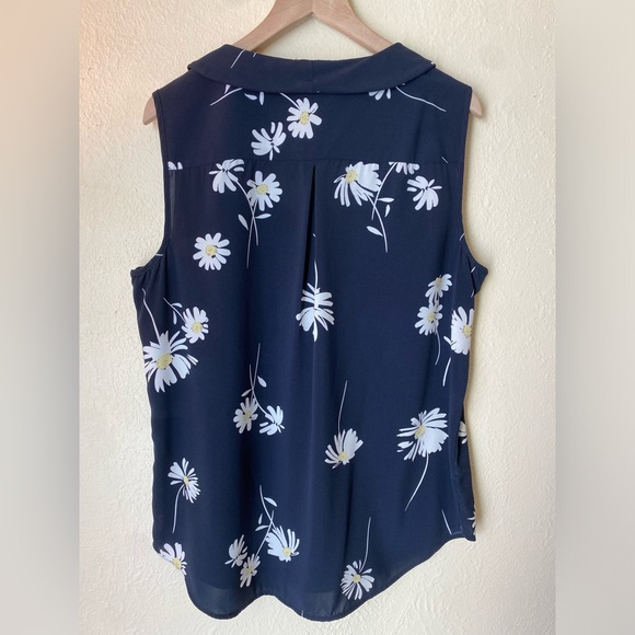 EUC Tommy Hilfiger Navy Floral Sleeveless Blouse - Picture 4 of 5